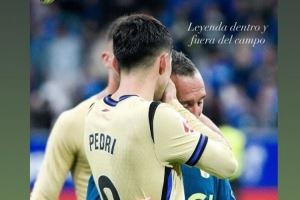 前辈的认可！卡索拉晒与佩德里合照：让我们继续享受你的足球🙌