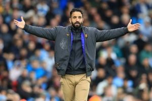 理查兹说阿莫林没有适合3-4-2-1的球员，记者：他们花了超2.5亿镑