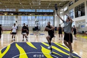 媒体人晒探班广东全运男篮图片 胡明轩赵睿崔永熙同框