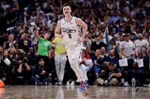 机会全把握住！布劳恩半场6中6&三分2中2贡献14分 另有2板2助1断