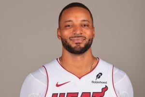 稳定输出！鲍威尔13中6拿到18分4板3助1断1帽