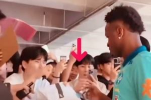 人气很高！维尼修斯巴西队训练之前为球迷签名