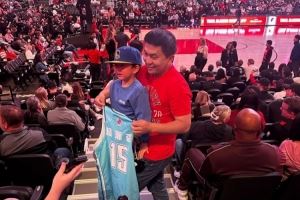 CBA元素！一位球迷拿着杨瀚森青岛队球衣观战开拓者vs勇士