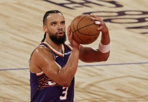 越铁越投！狄龙18投仅6中拿到15分 三分13中3