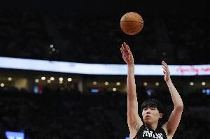 媒体人：杨瀚森在场上有点懵进攻节奏对不上 还不是轮换级别