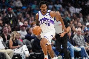 就是投不进！森萨博半场6投全铁&三分5中0没有得分进账&仅有2助攻