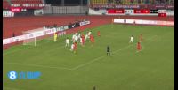 U22国足角球进攻不成被打反击，最终无奈战术犯规，主裁判没给牌