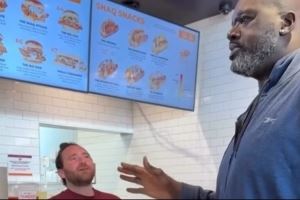 黑人问号脸！奥尼尔到自己餐厅吃饭付钱 收银员仔细辨别纸币真伪